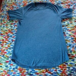 Men’s medium light blue lululemon better each day athletic T